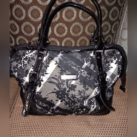 Burberry bag- authenticated and $$ 💕 - Picture 1 of 7